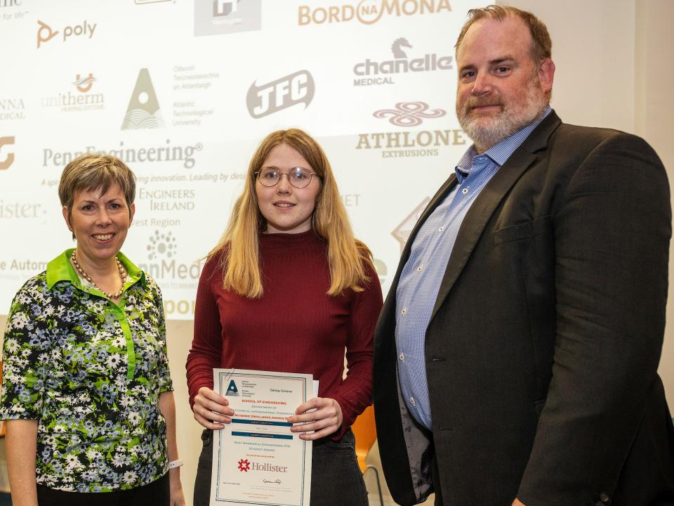 <p>Overall winner Áine Karen from Castlepollard, Co Westmeath with Atlantic TU President Dr Orla Flynn (left) and Professor Graham Heaslip, Head of School of Engineering, ATU Galway.</p>
