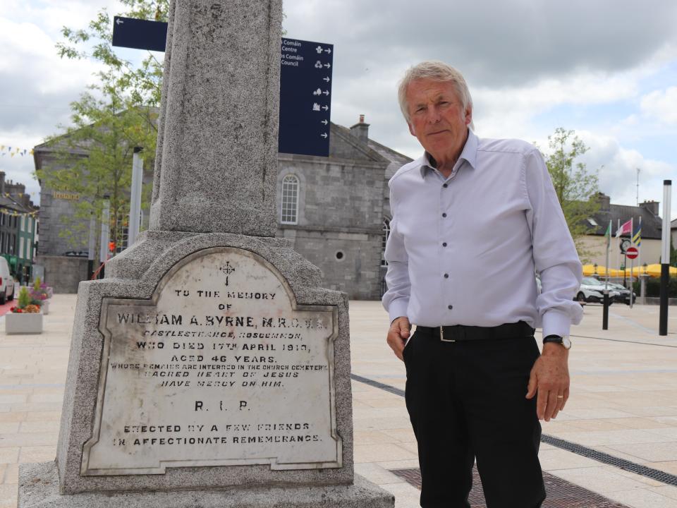 <p>Veterinary surgeon Donal Connolly, founding member of the Aleen Cust Memorial Society, pictured in front of the Memorial to William Augustine Byrne, MRCVS, Aleen Cust’s first employer, located in Roscommon Town Square.</p>
